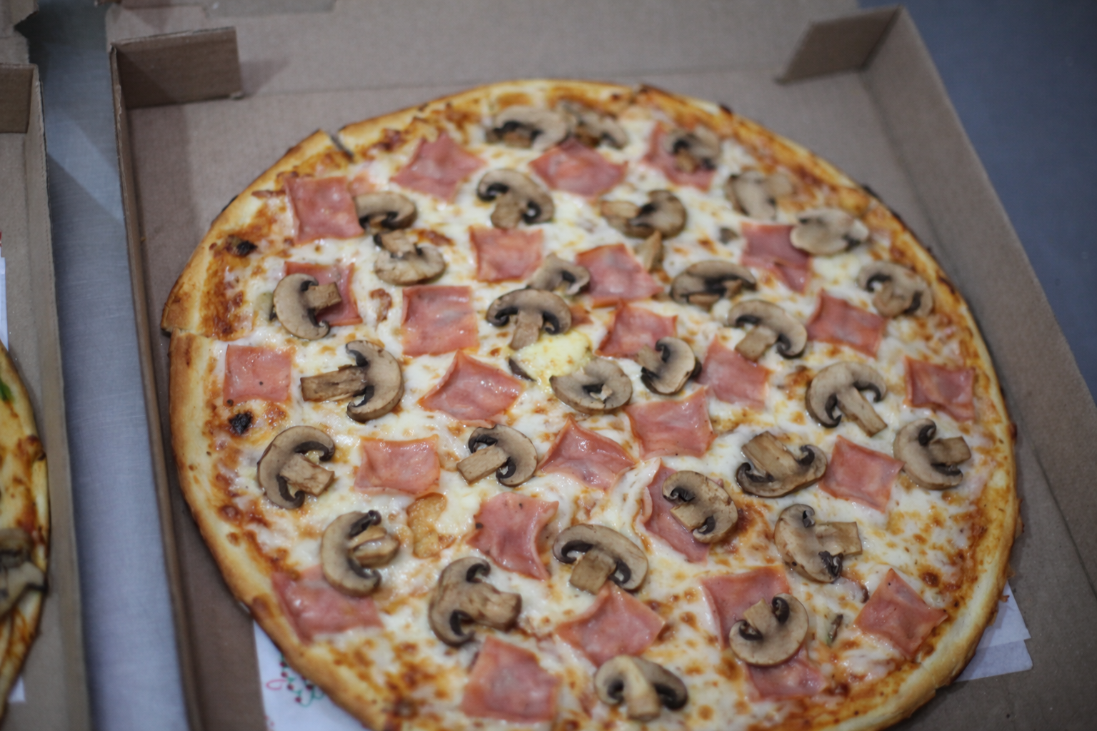 Pizza Jamón y Champiñones